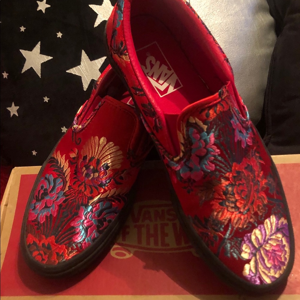 VANS- Slip on, Womans SZ.8 Red Floral Asian Print